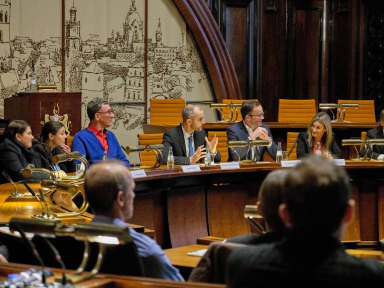 Menschen auf Podium